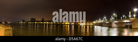 Vista panoramica su Heidelberg e il fiume Neckar di notte Foto Stock