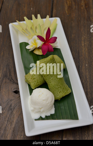 Indonesia Bali Ubud, deserto gelato e pancake al Miro giardino del ristorante Foto Stock