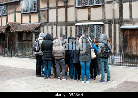 Oltremare adolescenti gruppo turistico in inverno al di fuori di William al luogo di nascita di Shakespeare Foto Stock