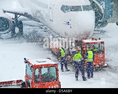 Gli aerei in neve pesante a Tromso aeroporto in Norvegia Foto Stock