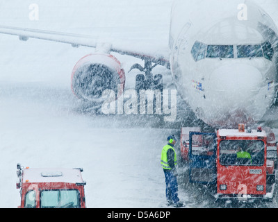 Gli aerei in neve pesante a Tromso aeroporto in Norvegia Foto Stock