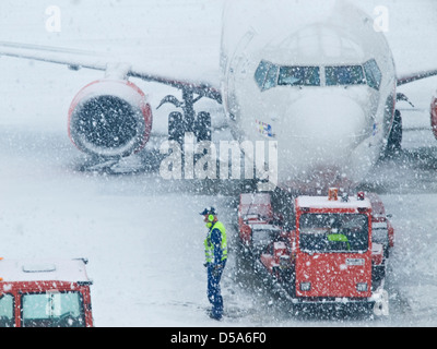 Gli aerei in neve pesante a Tromso aeroporto in Norvegia Foto Stock