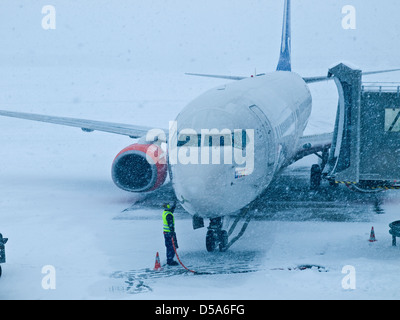 Gli aerei in neve pesante a Tromso aeroporto in Norvegia Foto Stock