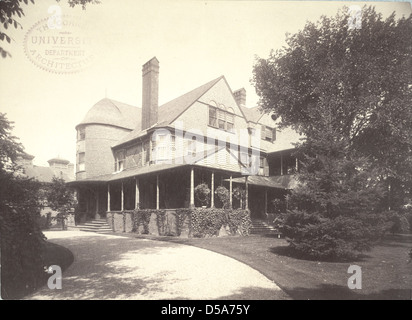 L'Isaac Bell House, situato a Newport, Rhode Island, presenta finestre a bovindo e distintivi gables nel suo design architettonico. Questa casa storica fa parte della collezione della Cornell University Library. Foto Stock