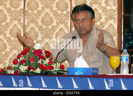 Di Karachi, Pakistan. Il 27 marzo, 2013. Ex Presidente del Pakistan e capo dell'esercito, generale (R) Pervez Musharraf indirizzi alla media delle persone durante la conferenza stampa a livello locale hotel in Karachi. Foto Stock