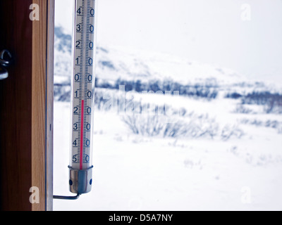 Termometro mostra -12c al di fuori di un Norvegese cabina di montagna Foto Stock