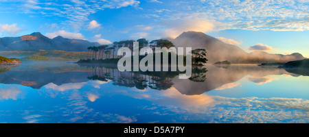 Foschia mattutina di riflessione del Twelve Bens in Derryclare Lough, Connemara, Co Galway, Irlanda. Foto Stock