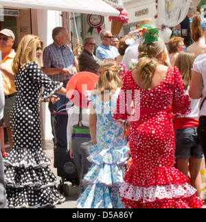 Ballerini in costume a Nerja del festival di San Isidro. Foto Stock