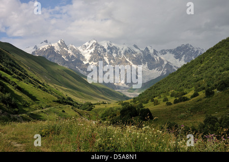 Famosa place in Caucaso - Svaneti superiore con bella vista sul ghiacciaio Adishi Foto Stock