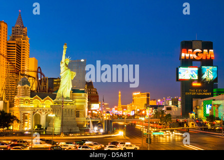 Las Vegas Strip notte illuminata di notte dalle indicazioni Neon, Las Vegas Boulevard South, The Strip, Las Vegas, Nevada, USA Foto Stock