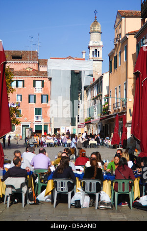 Venezia - Ott 28. Gli studenti godendo il cibo nel ristorante locale su Campo Santa Margherita su ottobre 28, 2009 a Venezia. Foto Stock