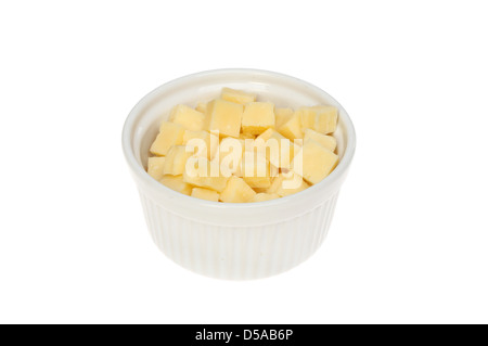 Cubetti di formaggio in un ramekin isolata contro bianco Foto Stock