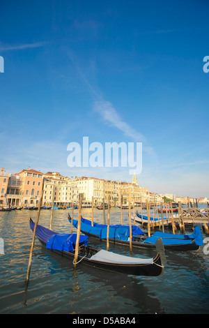 Gondole ancorate sul canal grande sul cielo blu, Venezia, Italia Foto Stock