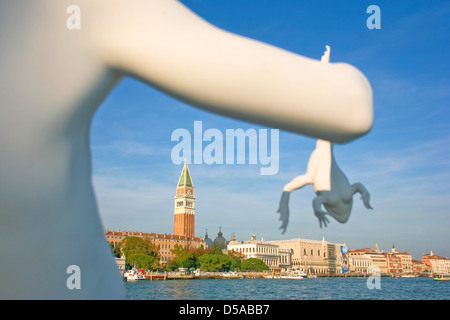 Venezia - 28 ottobre: Statua del ragazzo con la rana di Charles Ray con vista del Campanile e il 28 ottobre 2009 a Venezia. Foto Stock