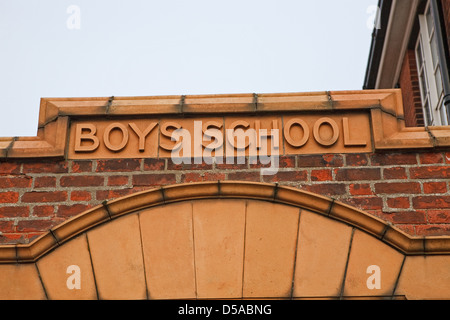 Boys School entrata segno a St Nicholas Priory VC Scuola primaria in Great Yarmouth, il sito della medievale St Marys Hospital Foto Stock