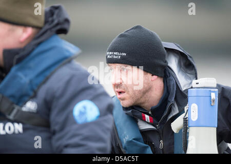 26.03.2013. Tideway settimana. Oxford e Cambridge barche sulla pratica di gite sul fiume Tamigi tra Putney e Mortlake a Londra REGNO UNITO, leader-fino all'Università Boat Race 2013 che si terrà domenica 31 marzo 2013. Foto Stock