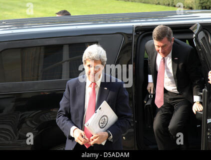 Il Segretario di Stato americano John Kerry arriva presso la casa dell'ambasciatore statunitense in Francia Marzo 27, 2013 a Parigi, Francia. Foto Stock