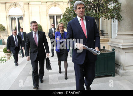 Il Segretario di Stato americano John Kerry arriva presso la casa dell'ambasciatore statunitense in Francia Marzo 27, 2013 a Parigi, Francia. Foto Stock