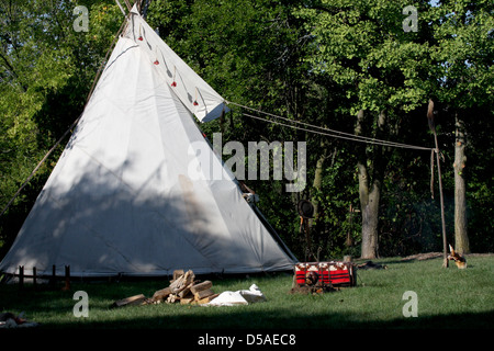 Un Native American Indian tende Tepee campeggio Foto Stock