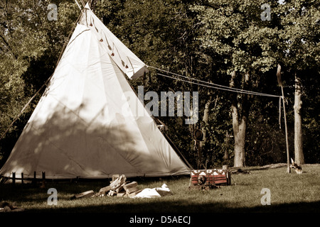 Un Native American Indian tende Tepee campeggio Foto Stock