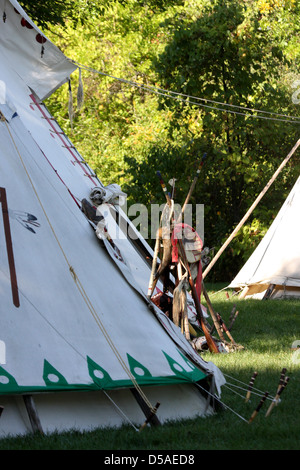 Un Native American Indian tende Tepee campeggio Foto Stock