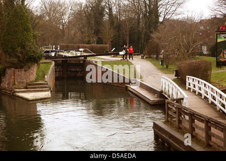 Bloccare i cancelli in centro di Newbury, Berkshire, vicino alla serratura, Stock & Barrel pub, Marck 2013 Foto Stock