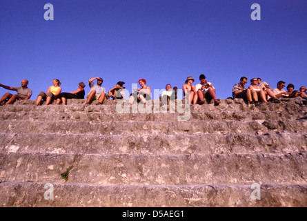 Turisti si riuniscono sulla sommità del tempio IV (4) di Tikal per vedere il tramonto Foto Stock