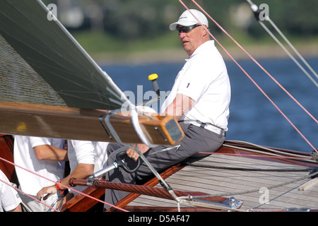 Glücksburg, Germania, Re Harald V di Norvegia durante la regata a vela del Baltico Rolex Settimana Foto Stock