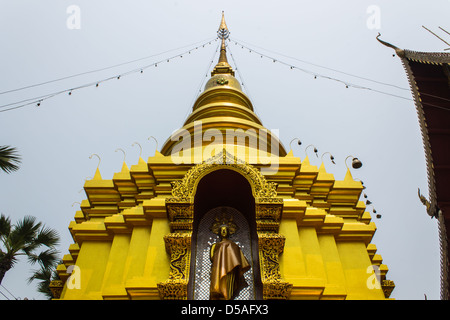 Statua di Buddha e chedi Wat Srikamcomphu , Chiangmai Thailandia Foto Stock