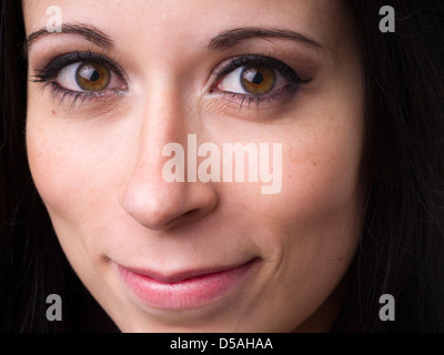 Close up ritratto di felice giovane donna indossa compongono Foto Stock