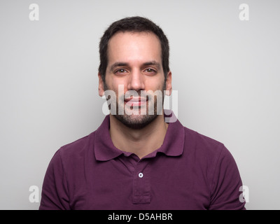 Ritratto di un giorno 3-barbuto giovane uomo che indossa un viola Polo shirt Foto Stock