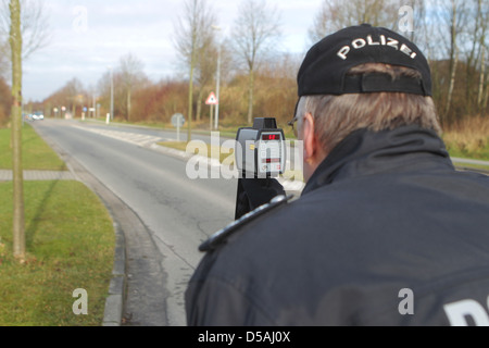 Flensburg, Germania, velocità di controllo tramite dispositivo di misurazione laser Foto Stock