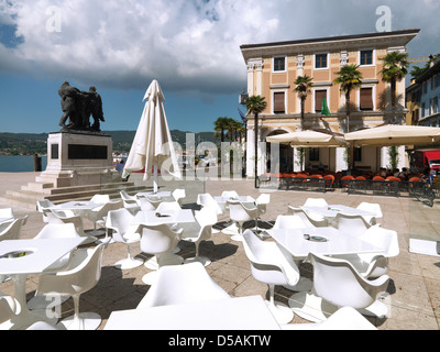 Salo, Italia, Piazza della Vittoria con il monumento ai caduti in guerra, ristoranti e a destra del Palazzo del Podestà Foto Stock