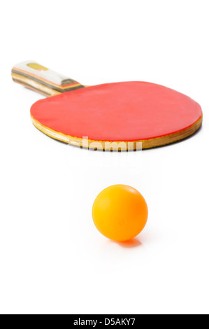 Tabella racchetta da tennis e la sfera su sfondo bianco Foto Stock