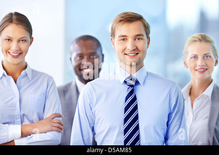 Ritratto di un fiducioso team con un bel leader Foto Stock