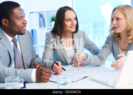 Team di Office lavorare con documenti aziendali Foto Stock