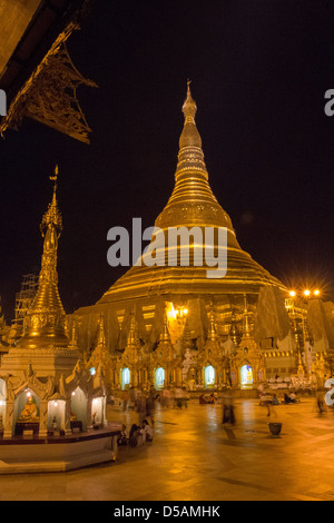 Di notte la Shwedagon pagoda è vivo con le famiglie, i turisti e i monaci. Foto Stock