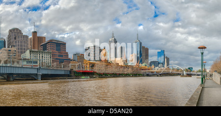 Una vista panoramica lungo il fiume Yarra al quartiere centrale degli affari di Melbourne, Australia. Foto Stock