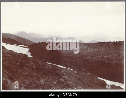Una vista panoramica dal Monte Hekla in Islanda, che mostra il paesaggio innevato circostante e il terreno vulcanico. Hekla è uno dei vulcani più attivi dell'Islanda. Foto Stock