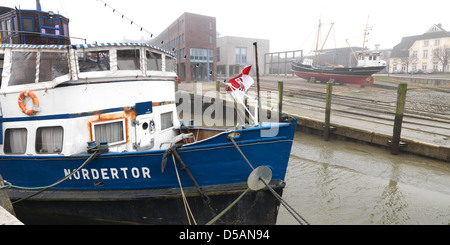 Husum, Germania, e sollevato in vaporetto al porto Foto Stock