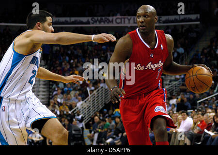 New Orleans, Louisiana, Stati Uniti d'America. Il 27 marzo 2013. Los Angeles Clippers avanti potenza Lamar Odom (7) trascina contro New Orleans Hornets point guard Greivis Vasquez (21) durante l'NBA Basketball gioco tra i New Orleans Hornets e i Los Angeles Clippers alla New Orleans Arena di New Orleans, LA. Cal Sport Media / Alamy Live News Foto Stock