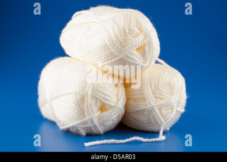 Tre sfere di 100 grammo premium crema acrilico lana colorata Foto Stock