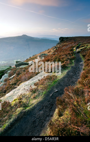 Vista dal sentiero lungo Bamford Egde verso Win Hill, il Parco Nazionale di Peak District. Foto Stock