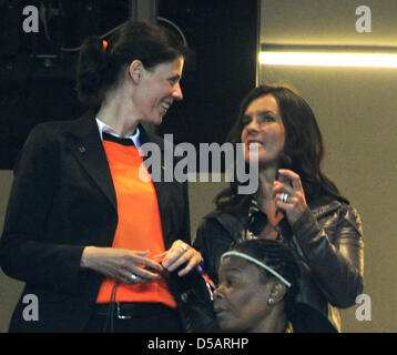 Ex tedesco figura skater Katarina Witt (R) sul supporto durante la finale della Coppa del Mondo FIFA 2010 match tra i Paesi Bassi e la Spagna al Soccer City Stadium di Johannesburg, Sud Africa, 11 luglio 2010. Foto: Marcus Brandt Foto Stock