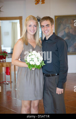 Il giocatore del FC Bayern Muenchen e capitano della nazionale tedesca di calcio Philipp Lahm si erge accanto a sua moglie Claudia durante il matrimonio civile nel municipio di Aying (Alta Baviera), Germania, 14 luglio 2010. Solo i membri della propria famiglia e amici sono stati invitati al matrimonio. Foto: Barbara GANDENHEIMER Foto Stock