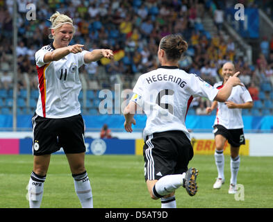 Fußball Frauen U20 WM, Eröffnungsspiel Deutschland - Costa Rica am Dienstag (13.07.2010) im Bochumer FIFA U-20 donna WC Stadium. Die deutsche Torschützin Alexandra Popp (l) jubelt im Spiel gegen Costa Rica mit Marina Hegering. Die deutsche Mannschaft gewinnt das Eröffnungsspiel mit 4:2. Foto: Roland Weihrauch dpa/lnw Foto Stock