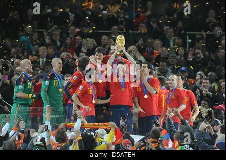 Fernando Torres (C) della Spagna solleva il trofeo dopo la finale della Coppa del Mondo FIFA 2010 match tra i Paesi Bassi e la Spagna al Soccer City Stadium di Johannesburg, Sud Africa, 11 luglio 2010. Foto: Bernd Weissbrod dpa - Si prega di fare riferimento a http://dpaq.de/FIFA-WM2010-TC Foto Stock