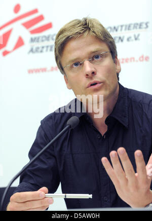 Il presidente dell'organizzazione di aiuti "Medici senza frontiere", Tankred Stoebe, parla durante la conferenza stampa annuale dell'organizzazione a Berlino, Germania, 16 luglio 2010. La sezione tedesca è riuscita a sollevare 44,6 milioni di euro dello scorso anno. La situazione in Afghanistan continua a essere arduo per la organizzazione imparziale. Foto: Tobias Kleinschmidt Foto Stock