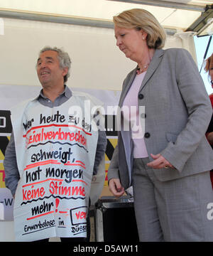 Il primo ministro del Land Renania settentrionale-Vestfalia, Hannelore Kraft, parla di una unione protester durante un lavoro di Verdi unione rally di fronte al parlamento di stato a Dusseldorf, Germania, 16 luglio 2010. L'Unione sta richiedendo il neo eletto l amministrazione statale per migliorare la situazione dei lavoratori nel caso in cui la vecchia amministrazione non era riuscita a farlo. Foto: Roland Weihrauch Foto Stock