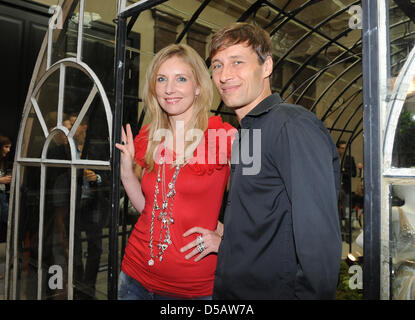 Il tedesco fashion designer Jette Joop e suo marito Christian Elsen arrivare per la sua ricezione presso Hotel de Roma nell'ambito della Casa di Stoccarda con la settimana della moda a Berlino, Germania, 07 luglio 2010. Foto: Britta Pedersen Foto Stock